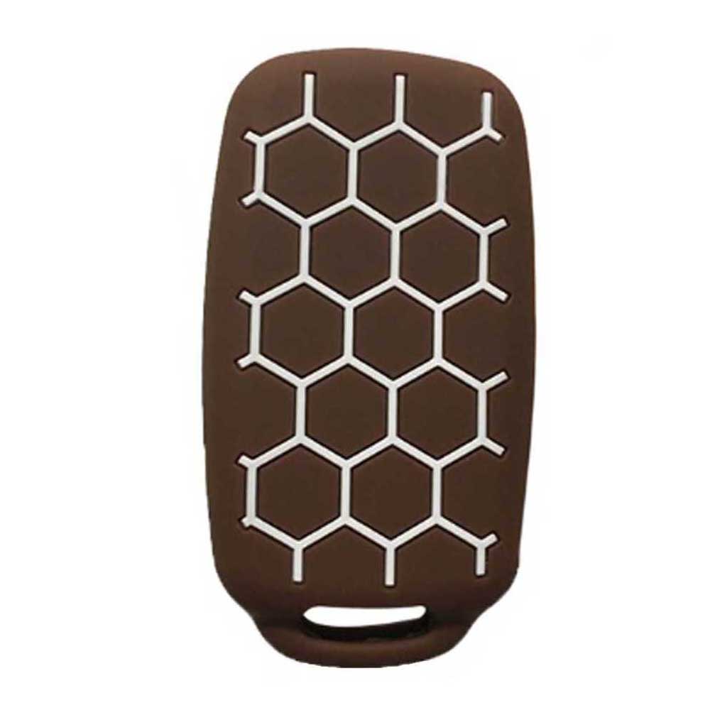 Barna színű, 3 gombos Skoda kulcs szilikon tok fehér mintával.