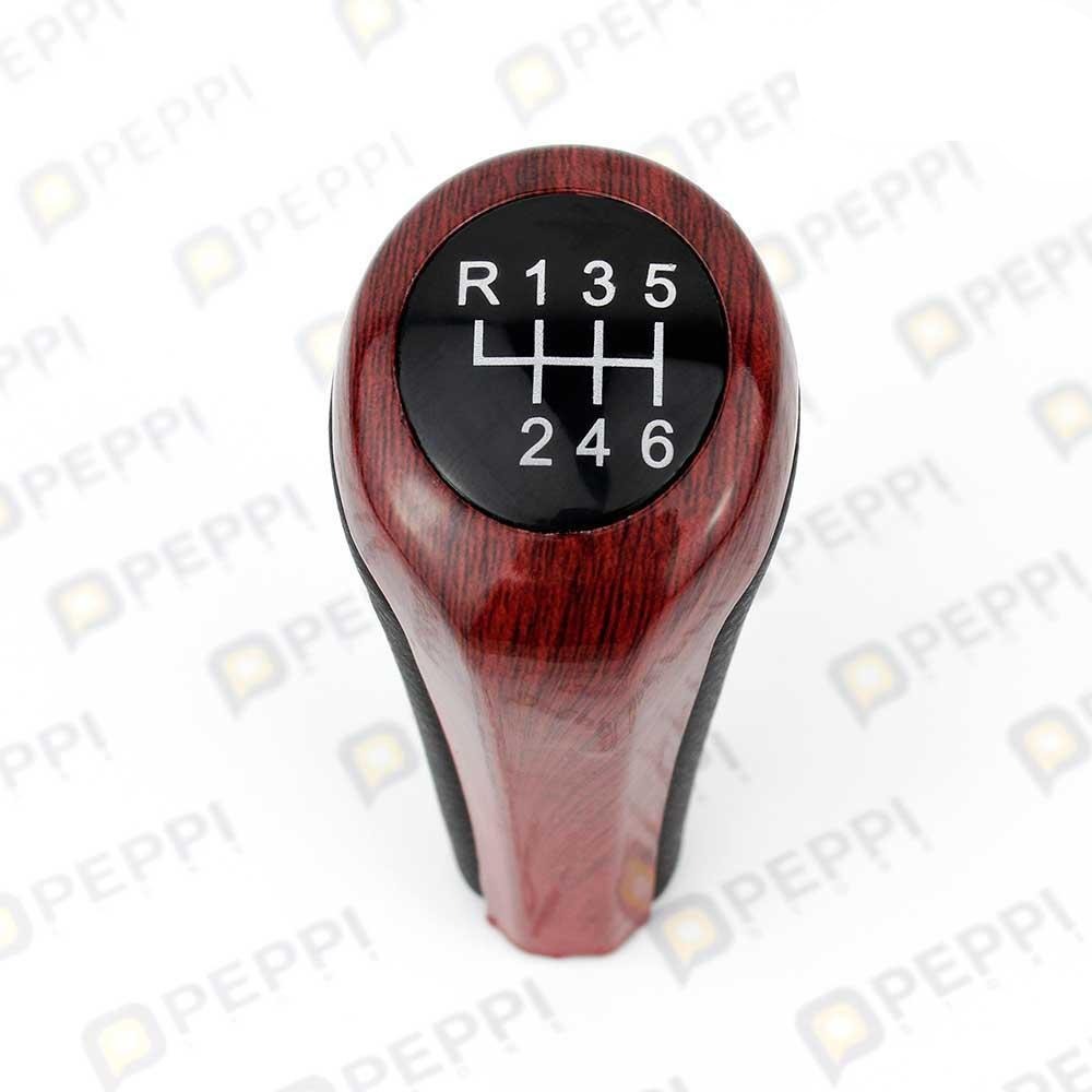 Fa mintás, 6 sebességes BMW váltógomb. Fekete színű számlappal.