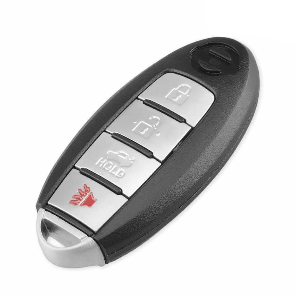 Fekete színű, 4 gombos Nissan kulcsház ezüst színű gombokkal.