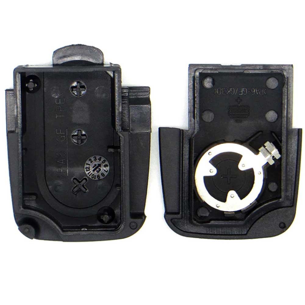 Fekete színű, 3 gombos Audi bicskakulcs, kulcsház belseje.