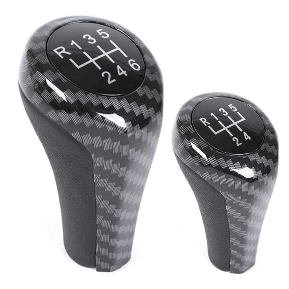 Fekete és carbon színű, 5 és 6 sebességes BMW váltógomb. Üveg számlappal.