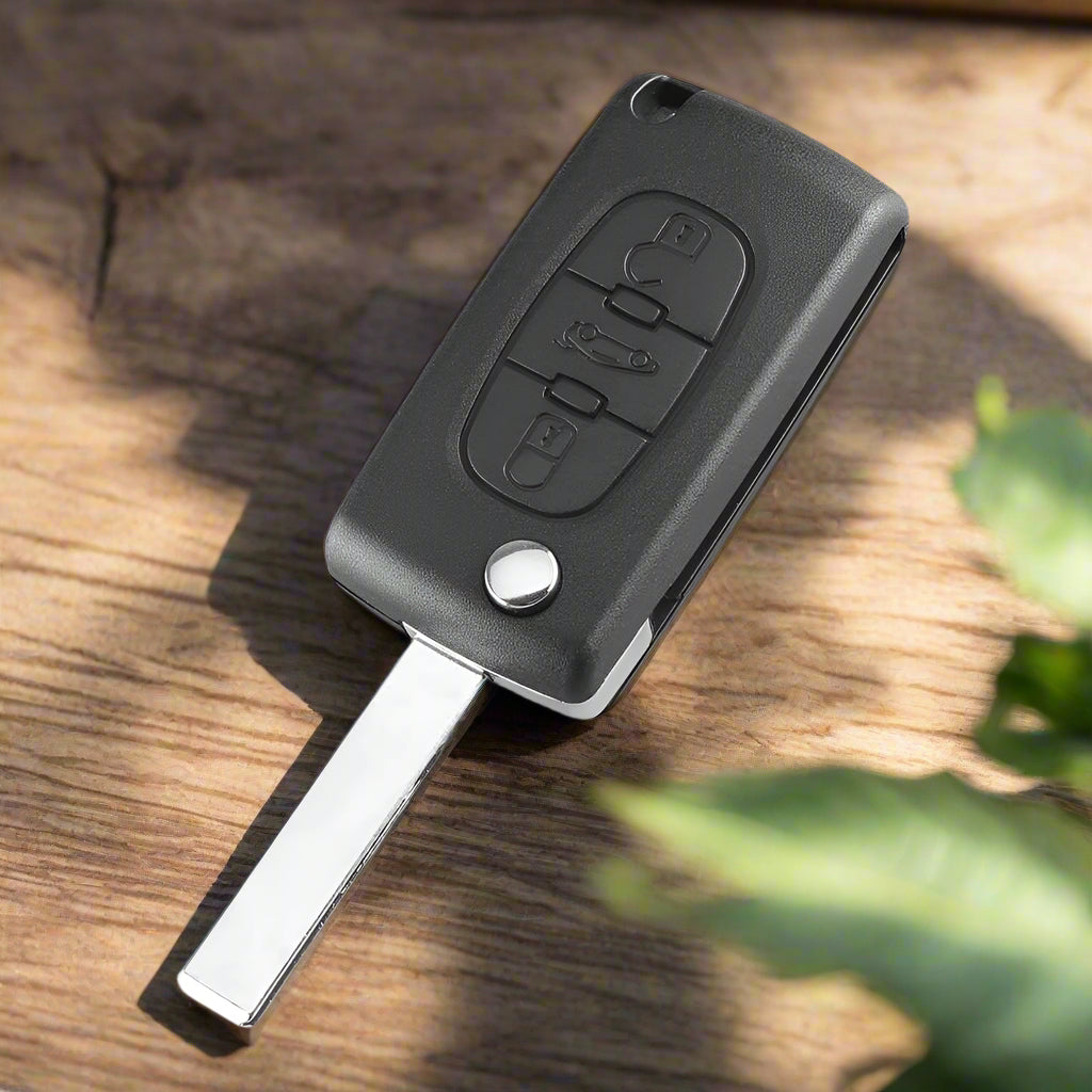 Fekete színű, 3 gombos Peugeot bicskakulcs, kulcsház.