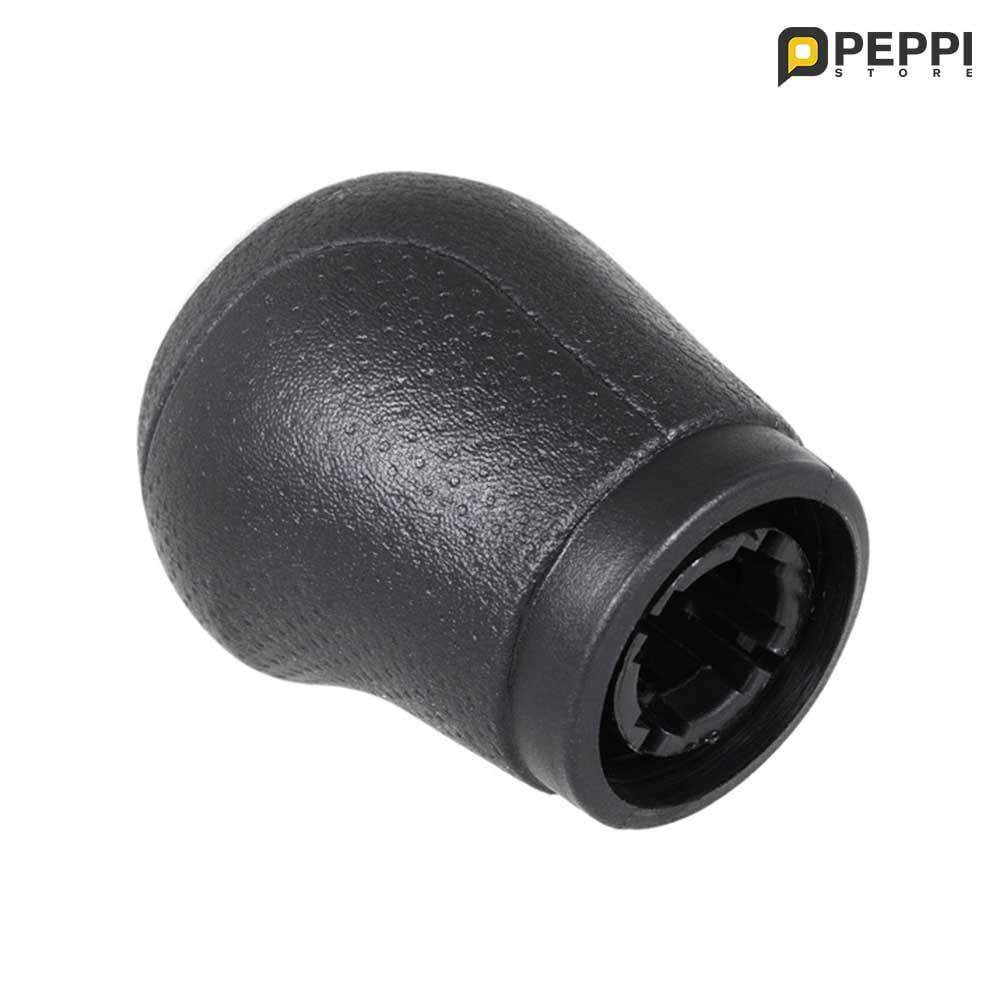 Fekete színű, 6 sebességes Nissan váltógomb.