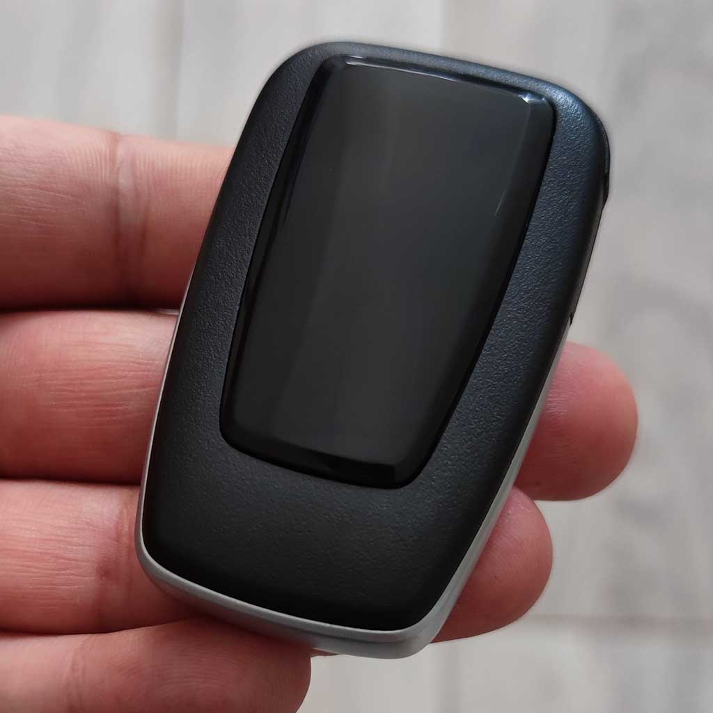 Fekete színű, 3 gombos Toyota kulcs, kulcsház.